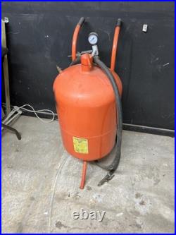 XH-SB20 Sand blaster with Hose and Gun Good Working Order XH-SB20 Sand blaster with Hose and Gun Good Working Order